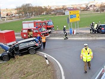 Total beschädigt stehen die beiden Fahrzeuge an der Einmündung Richtung Frimmersdorf.  Foto: Waltraud Enkert