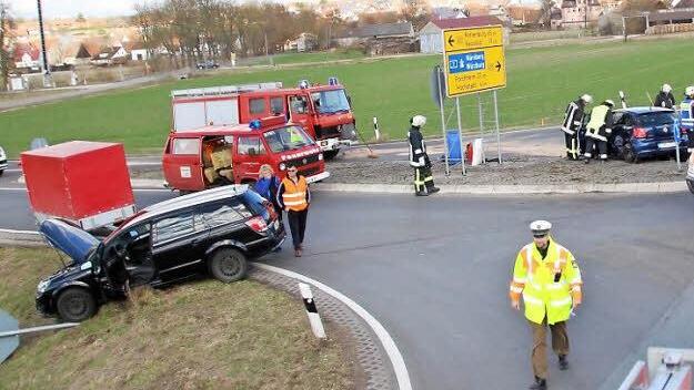 Total beschädigt stehen die beiden Fahrzeuge an der Einmündung Richtung Frimmersdorf.  Foto: Waltraud Enkert