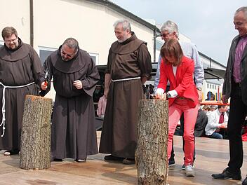 Wer klopft die Nägel schneller in das Holz? Die Patres gehen bei dem Wettstreit mit den Bürgermeistern als Sieger hervor. Die 600 Euro Siegprämie, gestiftet von der Raiffeisenbank Obermain, geht an die Burgkunstadter Tafel. Foto: Stephan Stöckel