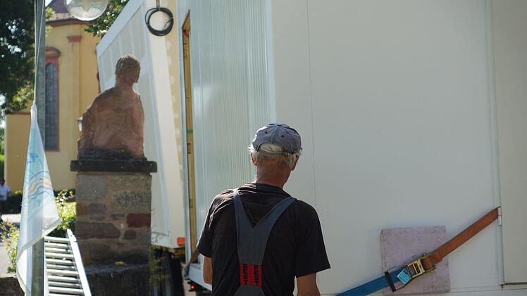 Aufstellen der KüchencontainerFoto: Arkadius Guzy