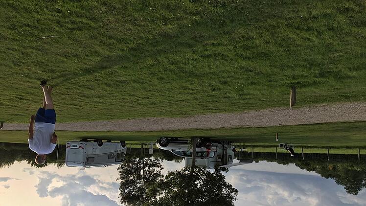 Die Schatten werden lang und länger. Es wird Nacht auf dem Stellplatz.