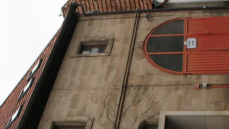 Die längste Zeit war dieses Gebäude an der Hauptstraße das Feuerwehrgerätehaus für Limbach. In den nächsten Wochen soll die Entscheidung über den Standort eines Neubaus fallen. Blaskapelle und Chor sollen weiterhin dieses Haus nutzen können, erklärte Bürgermeister Michael Ziegler bei der Bürgerversammlung.
