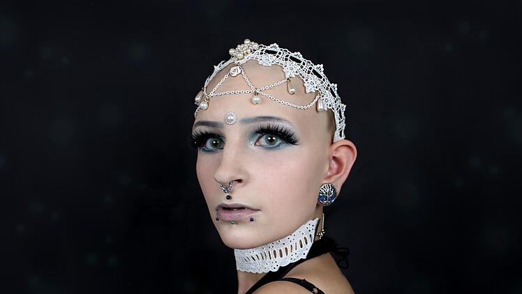 Manchmal lässt Abbygale  die Perücke ganz weg und schmückt ihre  Glatze mit Accessoires.Foto: privat
