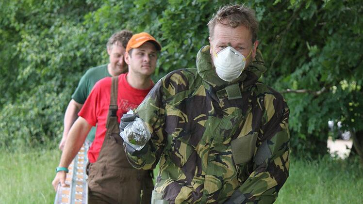 Solche Sammeleins&auml;tze von Baumkletterer und Mitarbeitern des Bauhofes sollen in Zukunft auf das N&ouml;tigste beschr&auml;nkt bleiben. &Uuml;berall im Landkreis macht der Eichenprozessionsspinner Probleme.Sonny Adam