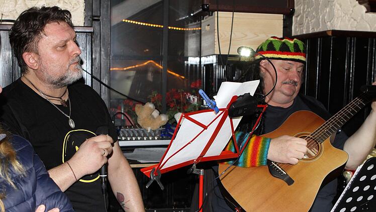 Das Duo "La Coppa" mit Georg Vogel (Gesang) und Pater Waldemar Brysch (Gitarre) sorgte im Limerick für gute Stimmung. Foto: Michael Wunder