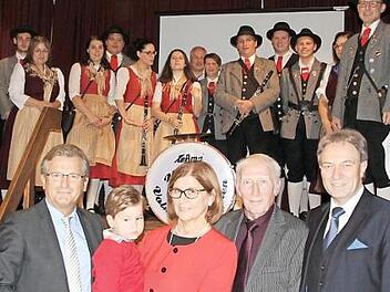 Die herausragenden Verdienste von Gerd Fleischmann (Zweiter von rechts) w&uuml;rdigten Landrat Klaus L&ouml;ffler (rechts) und B&uuml;rgermeister Rainer Detsch (links). Mit im Bild Fleischmanns Ehefrau Elisabeth und ein Enkel sowie die Haache Volksmusikanten  Foto: Friedwald Schedel