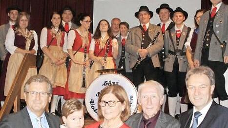 Die herausragenden Verdienste von Gerd Fleischmann (Zweiter von rechts) würdigten Landrat Klaus Löffler (rechts) und Bürgermeister Rainer Detsch (links). Mit im Bild Fleischmanns Ehefrau Elisabeth und ein Enkel sowie die Haache Volksmusikanten  Foto: Friedwald Schedel