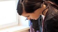 Beim tag der offenen Tür zeigte eine Schülerin den Besuchern die Kunst des Buchbindens. Foto: J. Blum