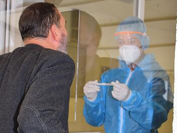 Die Mitarbeiter des Testzentrums in Burgkunstadt nehmen den Abstrich durch ein Fenster. Die Testpersonen befinden sich derweil in einem Zelt davor. Dessen gute Durchlüftung ist vorteilhaft, um zu verhindern, dass sich Aerosole in der Luft halten. Fotos: Heidi Bauer/Landkreis Lichtenfels