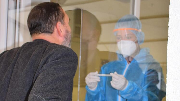Die Mitarbeiter des Testzentrums in Burgkunstadt nehmen den Abstrich durch ein Fenster. Die Testpersonen befinden sich derweil in einem Zelt davor. Dessen gute Durchlüftung ist vorteilhaft, um zu verhindern, dass sich Aerosole in der Luft halten. Fotos: Heidi Bauer/Landkreis Lichtenfels