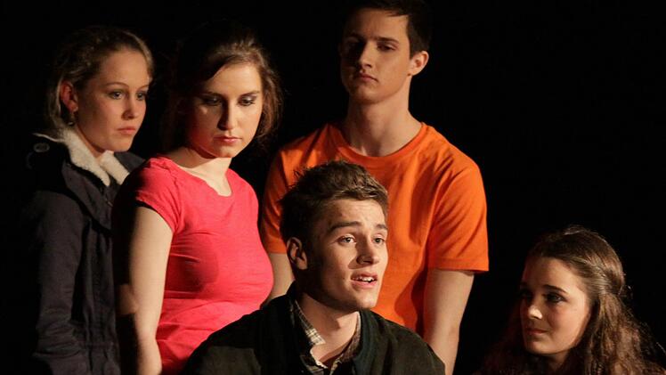 Bruno lernt im Flugzeug seine große Liebe Suse (Marina Kraus) kennen, immer dabei seine Stimmen