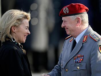 Die neue Bundesverteidigungsministerin Ursula von der Leyen (CDU) wird vom Generalinspekteur der Bundeswehr Volker Wieker vor dem Ministerium in Berlin begrüßt.  Foto: Kay Nietfeld/dpa