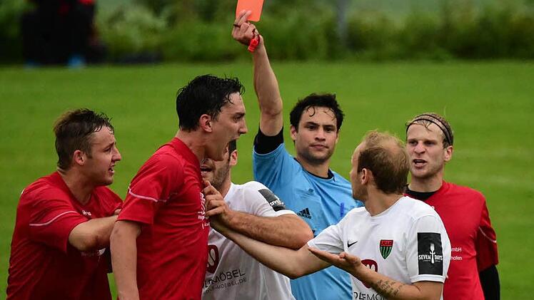Zur Sache ging es vor fast 3000 Zuschauern in Aubstadt insbesondere in der Schlussphase. Erst recht nach der Roten Karten gegen Schweinfurts Florian Hetzel, der am Freitag zuschauen muss.  Foto: Anand Anders