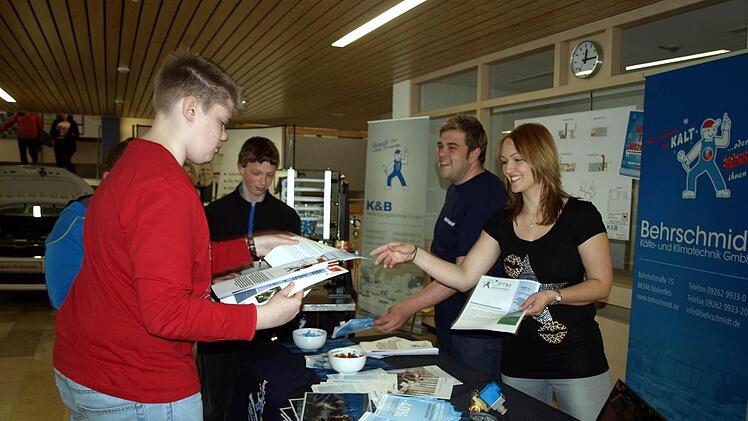 Am Stand von Behrschmidt Kälte- und Klimatechnik holen sich Marco Schulze (roter Pulli) und seine Schulkameraden Infomaterial. Foto: Susanne Deuerling