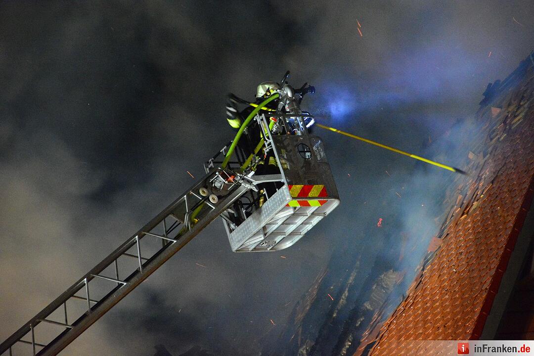 Neugebautes Wohnhaus steht nach Blitzeinschlag lichterloh in Flammen