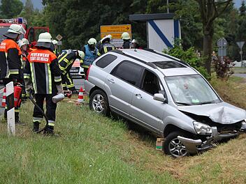 Dieser Kia wurde beim Zusammenstoß in den Straßengraben geschleudert. Eine Person musste schwer verletzt geborgen werden und wurde mit dem Rettungswagen ins Klinikum gebracht. Fotos: Jochen Nützel