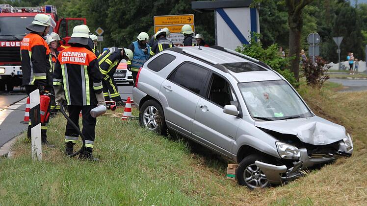 Dieser Kia wurde beim Zusammenstoß in den Straßengraben geschleudert. Eine Person musste schwer verletzt geborgen werden und wurde mit dem Rettungswagen ins Klinikum gebracht. Fotos: Jochen Nützel