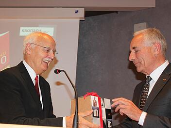 Er kam gut an bei der Jubiläumsveranstaltung: der Zukunftswissenschaftler und Berater für Wirtschaft und Politik, Horst W. Opaschowski (links), hier mit dem Vorsitzenden von Kronach Creativ, Rainer Kober. Fotos: vs