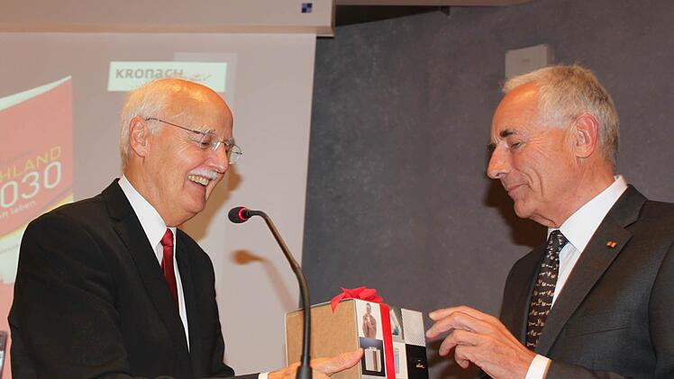 Er kam gut an bei der Jubiläumsveranstaltung: der Zukunftswissenschaftler und Berater für Wirtschaft und Politik, Horst W. Opaschowski (links), hier mit dem Vorsitzenden von Kronach Creativ, Rainer Kober. Fotos: vs