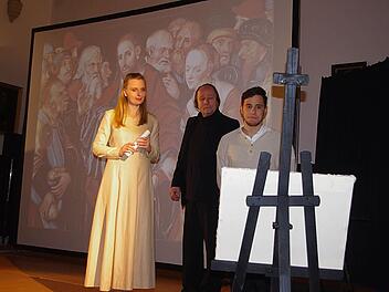 Im Mittelpunkt des Bild- und Musiktheaters stand die Freundschaft von Lucas Cranach dem Jüngeren (Manuel Unterburger, rechts) mit Philipp Melanchthon (Jan Burdinski, zweiter von rechts). Im Hintergrund ist das Bild "Christus und die Ehebrecherin" (Lucas Cranach d. J., 1537) zu sehen. Foto: Heike Schülein