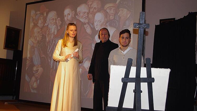 Im Mittelpunkt des Bild- und Musiktheaters stand die Freundschaft von Lucas Cranach dem Jüngeren (Manuel Unterburger, rechts) mit Philipp Melanchthon (Jan Burdinski, zweiter von rechts). Im Hintergrund ist das Bild "Christus und die Ehebrecherin" (Lucas Cranach d. J., 1537) zu sehen. Foto: Heike Schülein
