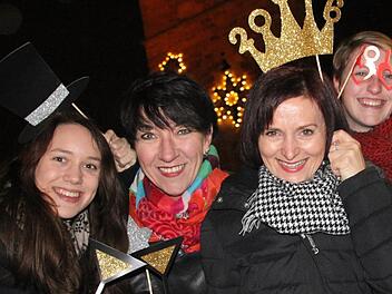 Franziska, Christiane, Veronika und Katharina (von links) von der Tanzsportgruppe Ebensfeld freuen sich auf die Silvesterfeier. Foto: Matthias Einwag