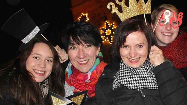 Franziska, Christiane, Veronika und Katharina (von links) von der Tanzsportgruppe Ebensfeld freuen sich auf die Silvesterfeier. Foto: Matthias Einwag