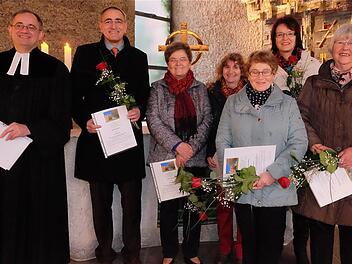 Ehrungen beim Neujahrsempfang: Unser Bild zeigt (von links) Pfarrer Robert Augustin, Stefan Böhle, Erika Kunszt, Elfriede Roith, Erika Heublein, Dagmar Weigand und Ingeborg Eisemann. Foto: Gerd Schaar