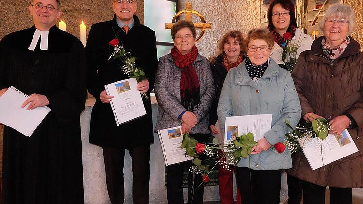 Ehrungen beim Neujahrsempfang: Unser Bild zeigt (von links) Pfarrer Robert Augustin, Stefan Böhle, Erika Kunszt, Elfriede Roith, Erika Heublein, Dagmar Weigand und Ingeborg Eisemann. Foto: Gerd Schaar
