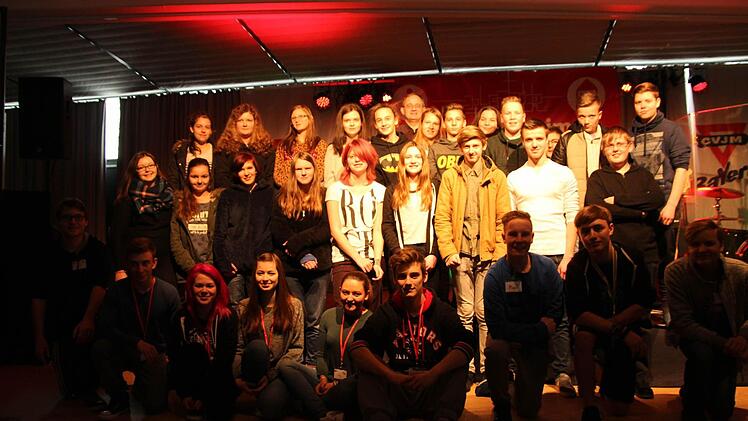 Gruppenbild der Hammelburger Konfirmanden mit Pfarrer robert Augustin (hinten Mitte) und den Mitarbeitern (vorne). Foto: Burdack