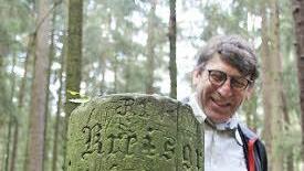 Josef Körner entziffert die historische Inschrift des alten Drei-Franken-Steins.