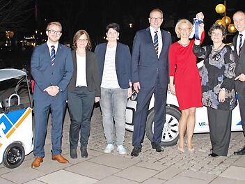 Genossenschaftlicher "Schub von vier Rädern" für das Engagement in der Region: (v. l.) VR-Auszubildender Dominik Koller, Kita-Team Susan Kübrich und Tina Heilmann, VR-Vorstand Hans-Peter Lechner, Hospizvereins-Vorsitzende Inge Schwemmle und Marion Pliszewski, VR-Vorstand Johannes Hofmann