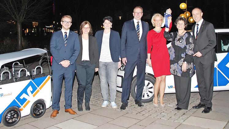 Genossenschaftlicher "Schub von vier Rädern" für das Engagement in der Region: (v. l.) VR-Auszubildender Dominik Koller, Kita-Team Susan Kübrich und Tina Heilmann, VR-Vorstand Hans-Peter Lechner, Hospizvereins-Vorsitzende Inge Schwemmle und Marion Pliszewski, VR-Vorstand Johannes Hofmann