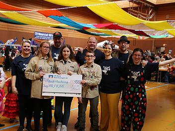 Inmitten des Trubels übergaben Günter Klemm, Peter Deller und Manfred Back (hinten) den Scheck für die Jugendlichen.  Foto: Thomas Malz