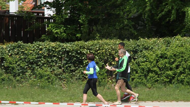 ... bevor es wieder zurück auf die Strecke ging. Mücke begeistert die Läufer mit seinem Schuhwerk: Flip-Flops.