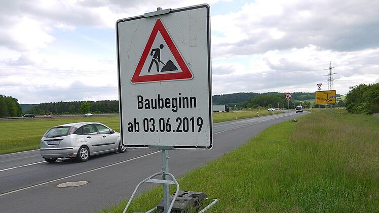 Jetzt geht's los: Der Umbau des Siemenskreisels beginnt am Montag.  In etwa zwei Wochen wird es dann   bis in den Herbst hinein von  der  Neustadter Austra&szlig;e (Bild) kommend nicht mehr m&ouml;glich sein, nach links oder geradeaus Richtung "Stiefvater" zu fahren. - Foto: Berthold K&ouml;hler