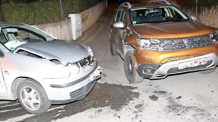 An dieser Rechts-vor-links-Kreuzung in Creidlitz stießen am Freitag um 19.15 Uhr diese beiden Autos heftig zusammen.  Foto: Michael Stelzner