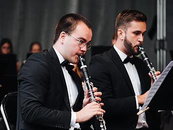 Konzertmeister Lukas Lang (von links) und sein Kollege Erik Würflein sind erst vor vier Wochen in Innsbruck mit dem Nordbayerischen Jugendblasorchester aufgetreten. Diese Aufnahme der "Innsbrucker Promenadenkonzerte" zeigt Langs gestohlenes Instru...