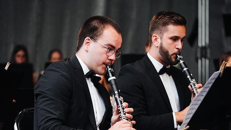 Konzertmeister Lukas Lang (von links) und sein Kollege Erik Würflein sind erst vor vier Wochen in Innsbruck mit dem Nordbayerischen Jugendblasorchester aufgetreten. Diese Aufnahme der "Innsbrucker Promenadenkonzerte" zeigt Langs gestohlenes Instru...