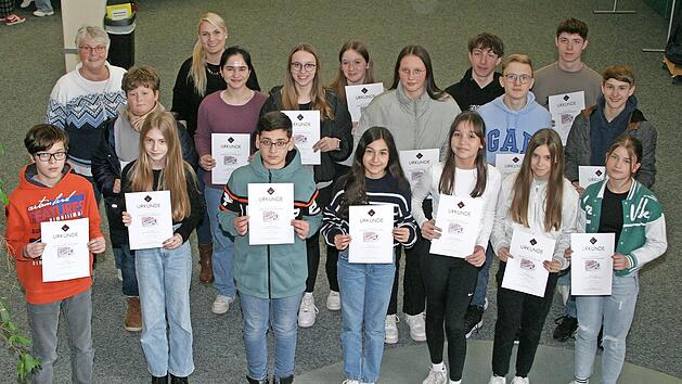 Ein Lob f&uuml;r ihren Wettbewerbserfolg sowie f&uuml;r ihren Forschungseifer erhielten 20 M&auml;dchen und Jungs, die erfolgreich am Landeswettbewerb &bdquo;Experimente antworten&ldquo; teilgenommen hatten, von Schulleiterin Lydia M&uuml;nch (hinten, l.) sowie der begleitenden ...