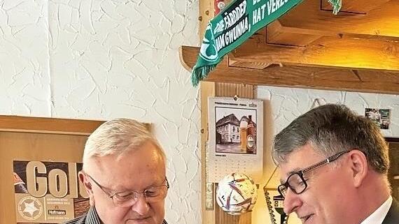 Als neues Ehrenmitglied erhielt Erwin Schopper die Urkunde vom neuen Ersten Vorsitzenden Stefan Ruppert überreicht.