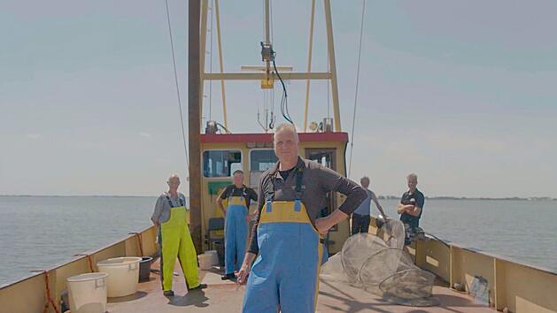Der Fischer Patrick Schilder auf seinem Boot auf dem Jisselmeer. Im Hintergrund: Seine Crew. Die EU-Fangquoten verderben ihm die Laune.