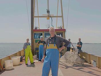 Der Fischer Patrick Schilder auf seinem Boot auf dem Jisselmeer. Im Hintergrund: Seine Crew. Die EU-Fangquoten verderben ihm die Laune.