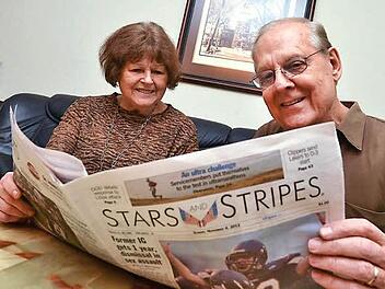 Selbstverständlich ist die Präsidentenwahl im Hause Bromke ein Thema. Deshalb sind   auch  die Beiträge in den "Stars & Stripes" Lesestoff. Die Zeitung wird regelrecht verschlungen. Foto: Ronald Rinklef