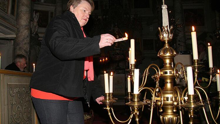 Mesnerin Elke Schmidt ist erst seit November im Dienst, doch das Entzünden der Kerzen klappt schon sehr routiniert.