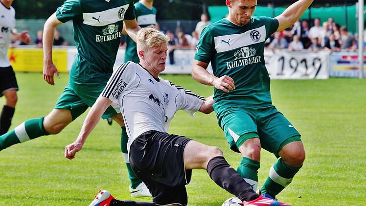Der Erlenbacher Lukas Retsch fährt dem Neudrossenfelder Dennis Pajonk (rechts) in die Parade. Foto: Jörg Albert