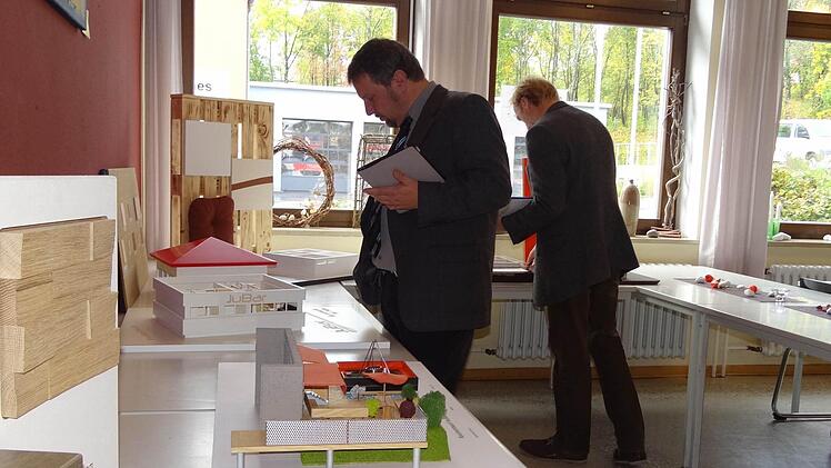 Viele Details der Entwürfe zur Neugestaltung der Räume im Jugendtreff haben Rektor der Mittelschule und Stadtrat Philipp Arnold spontan begeistert.