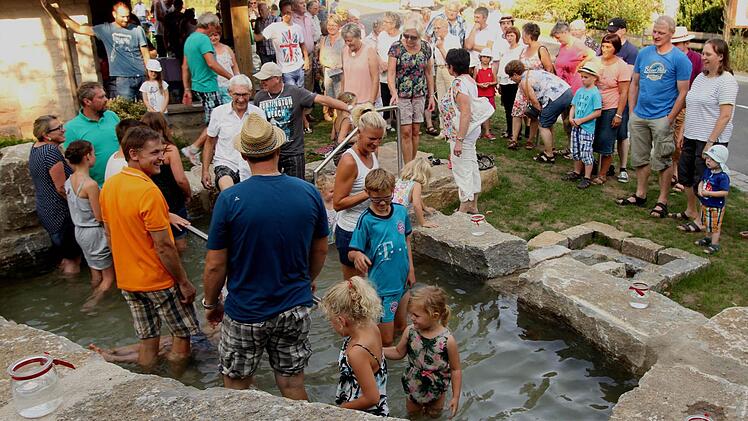 Die Bevölkerung nahm großen Anteil und probierte auch das Wassertreten aus.