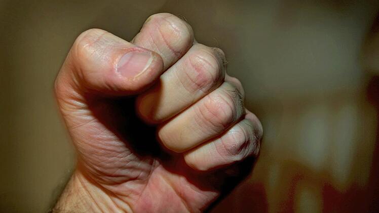 Offenbar im Drogenrausch schlug ein 39-Jähriger seinem Kumpel mit der Faust ins Gesicht. Dafür musste er sich jetzt vor Gericht verantworten. Symbolfoto: Karl-Josef Hildenbrand/dpa