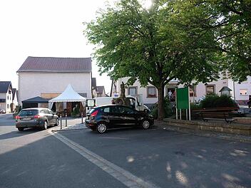 Die Bäume auf dem Marktplatz von Oberthulba dürfen noch bis zum kommenden Frühjahr stehen bleiben. Erst dann beginnen die Bauarbeiten.